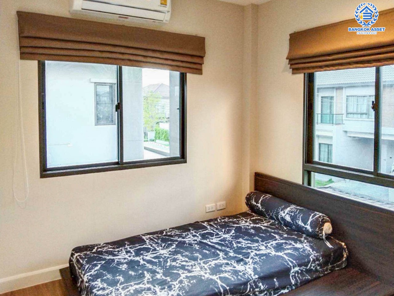 บ้านมือสอง ม.เวนิว พระราม9 หลังมุม เนื้อที่ 51.4 ตร.ว. ฟังก์ชัน 3 ห้องนอน 3 ห้องน้ำ จอดรถได้ 2 คัน บนทำเลเชื่อมต่อหลายเส้นทาง ถ.ศรีนครินทร์, ถ.กรุงเทพกรีฑา, ถ.ร่มเกล้า, ถ.รามคำแหง ใกล้ทางด่วน "ทับช้าง มอเตอร์เวย์" และ ทางด่วน ศรีรัช และแฟชั่นไอส์แลนด์...